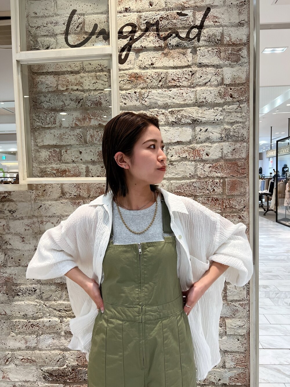 ベージュ系のつなぎ/オールインワン、ホワイト系のシャツ/ブラウス、イエロー系のパンプスを着用したレディースの春コーディネートの9枚目の写真