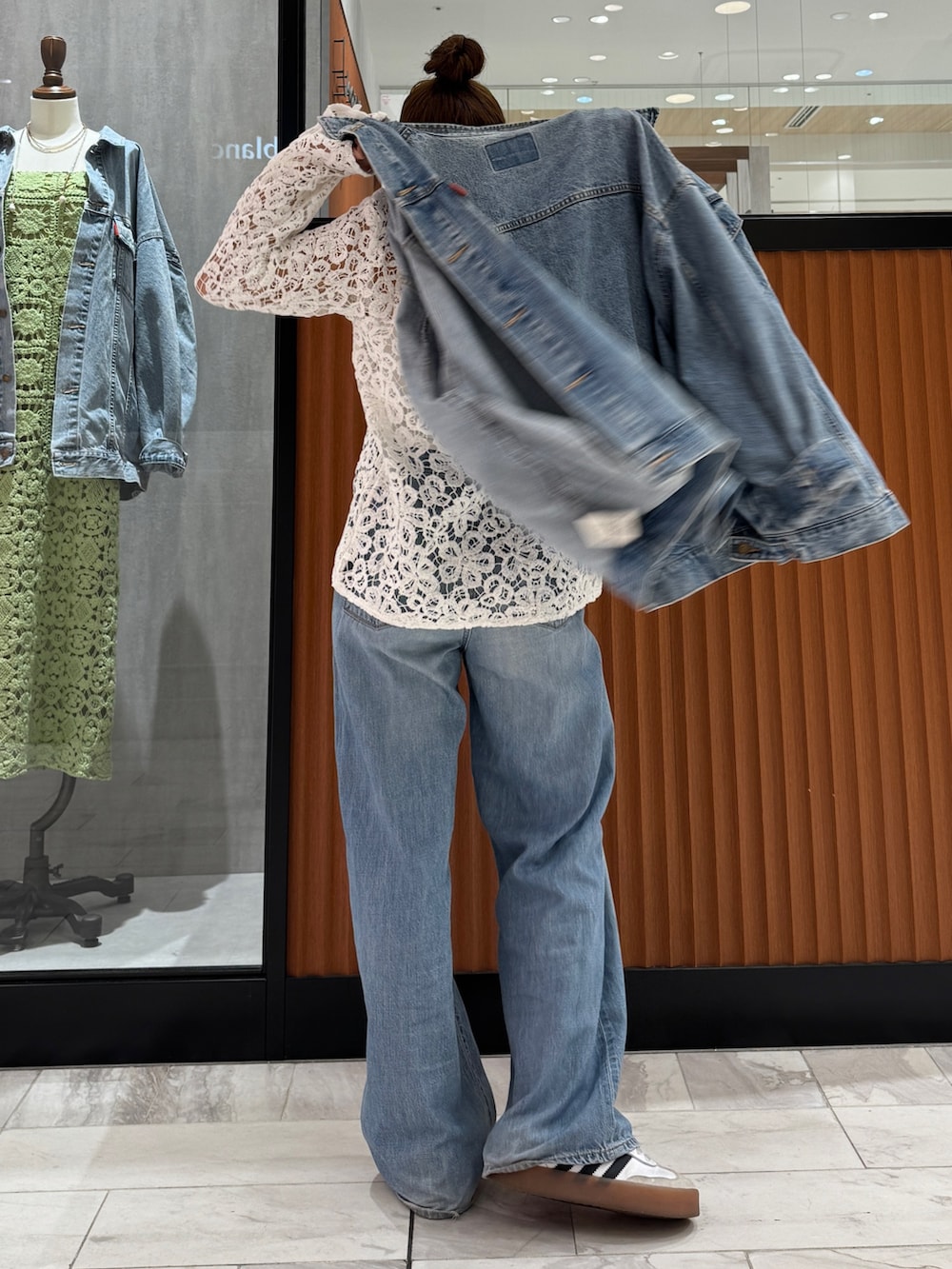 ブルー系のデニムパンツ、ブルー系のデニムジャケット、ホワイト系のシャツ/ブラウスを着用したレディースの春コーディネートの8枚目の写真