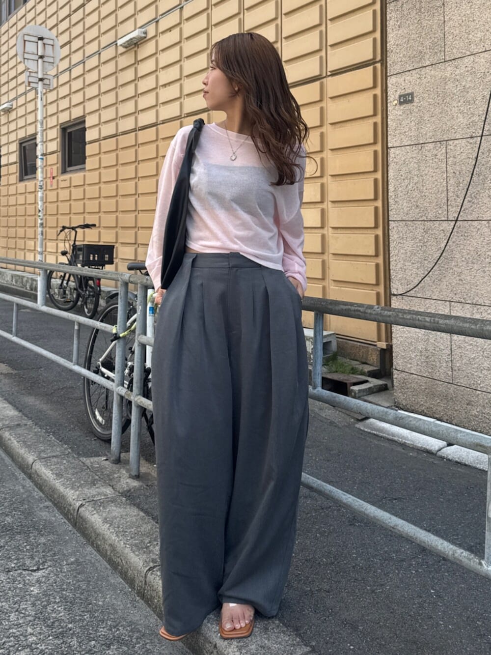 その他のサンダル、グレー系のその他パンツ、ブラック系のハンドバッグを着用したレディースの春コーディネートの3枚目の写真