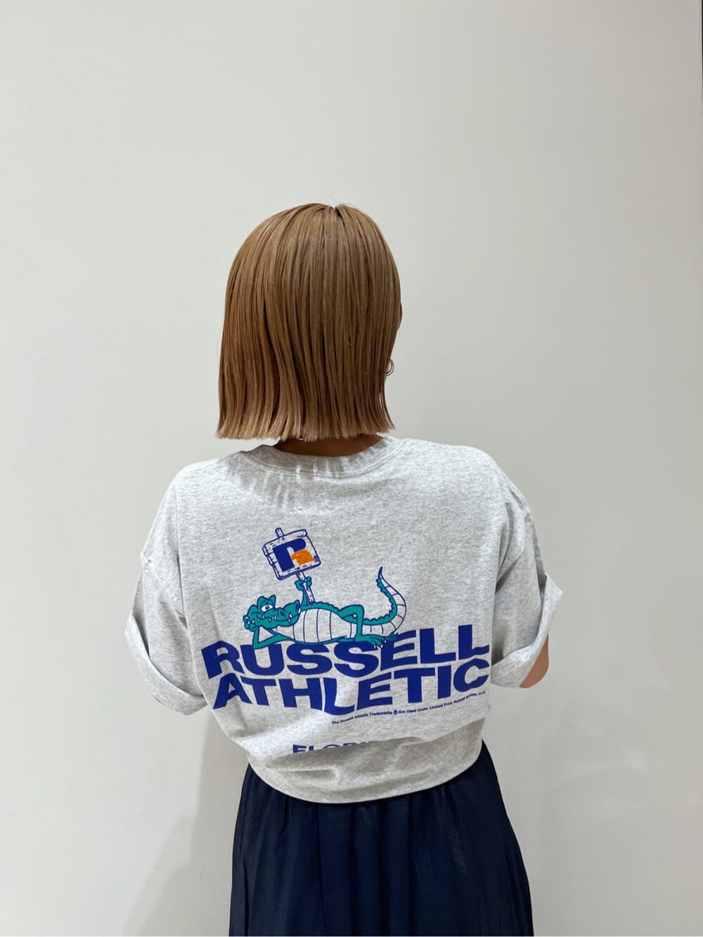 ブラック系のサンダル、ブルー系のスカート、イエロー系のハンドバッグを着用したレディースの春コーディネートの9枚目の写真