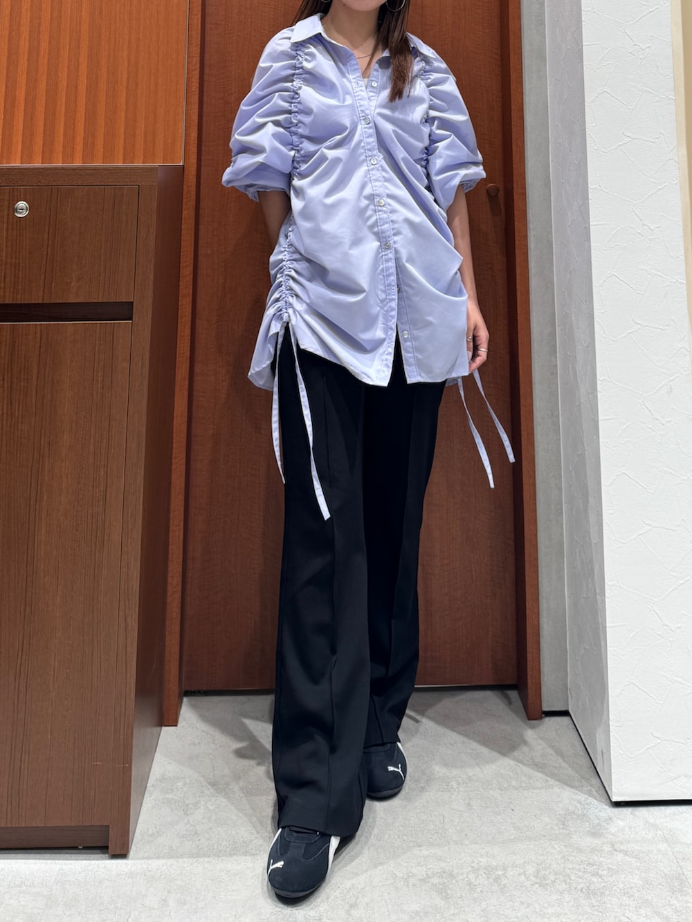 パープル系のシャツ/ブラウス、ブラック系のその他パンツを着用したレディースの冬コーディネートの3枚目の写真