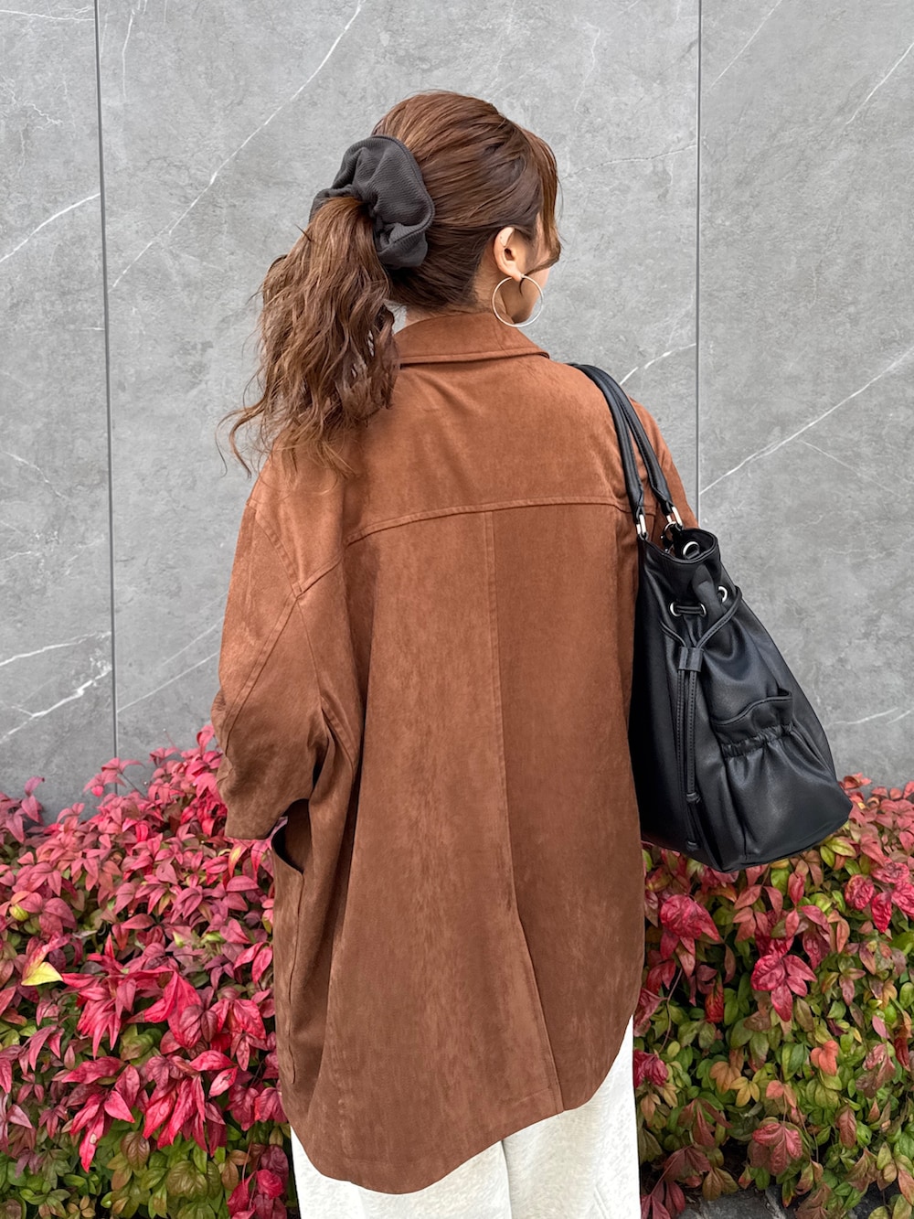 ブラウン系のテーラードジャケット、ホワイト系のスウェットパンツを着用したレディースの冬コーディネートの9枚目の写真