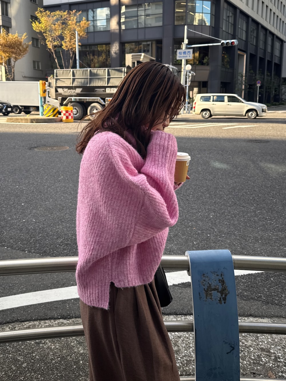 ブラウン系のその他パンツ、ピンク系のニット/セーターを着用したレディースの秋コーディネートの10枚目の写真