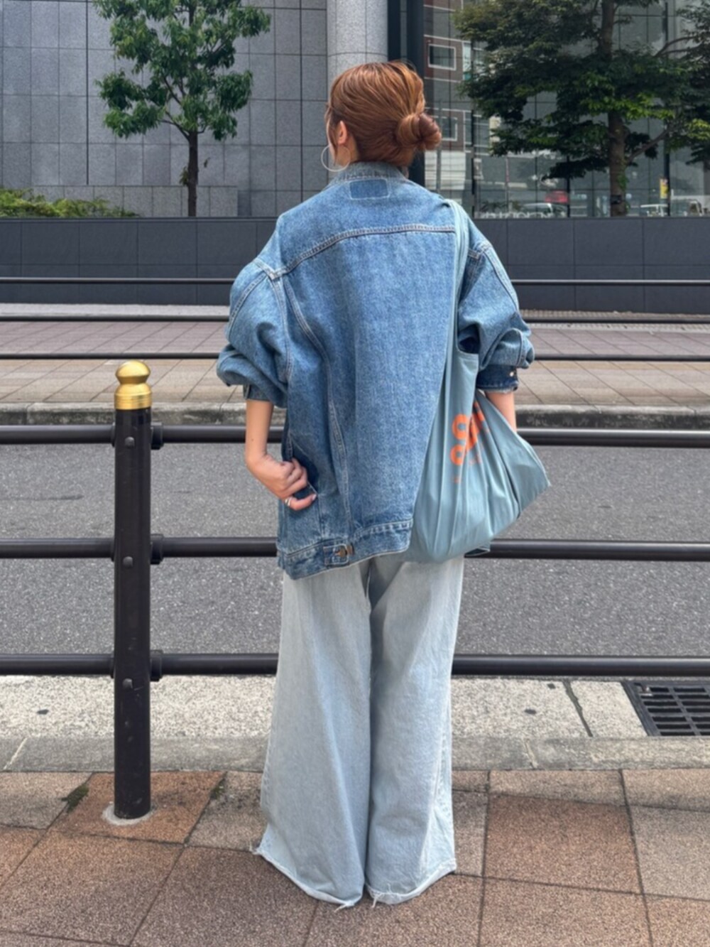 ホワイト系のシャツ/ブラウス、ブルー系のデニムパンツ、ブルー系のトートバッグを着用したレディースの夏コーディネートの4枚目の写真