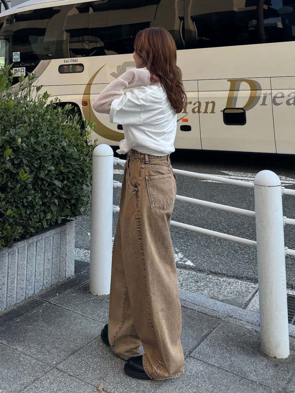 ブラウン系のデニムパンツ、ホワイト系のTシャツ/カットソー、ホワイト系のTシャツ/カットソーを着用したレディースの冬コーディネートの2枚目の写真