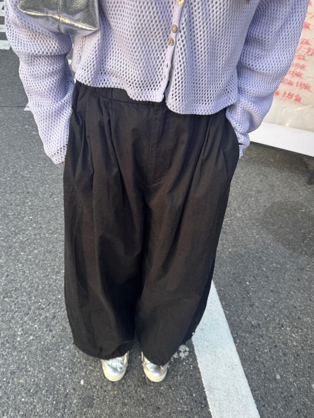 ブラック系のその他パンツ、パープル系のカーディガン/ボレロ、ホワイト系のTシャツ/カットソーを着用したレディースの春コーディネートの9枚目の写真