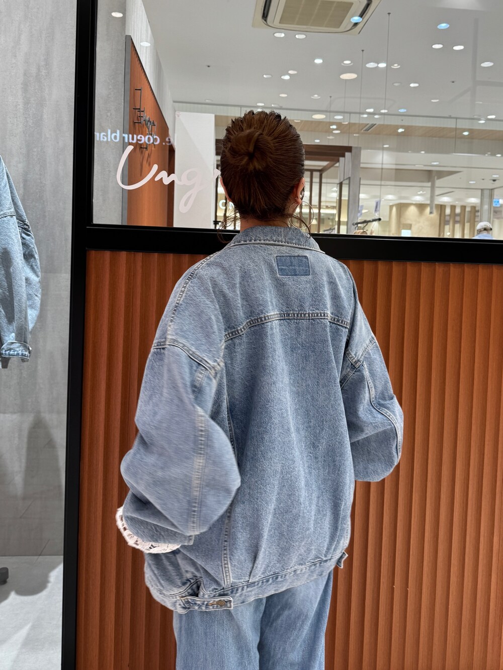 ブルー系のデニムパンツ、ブルー系のデニムジャケット、ホワイト系のシャツ/ブラウスを着用したレディースの春コーディネートの6枚目の写真