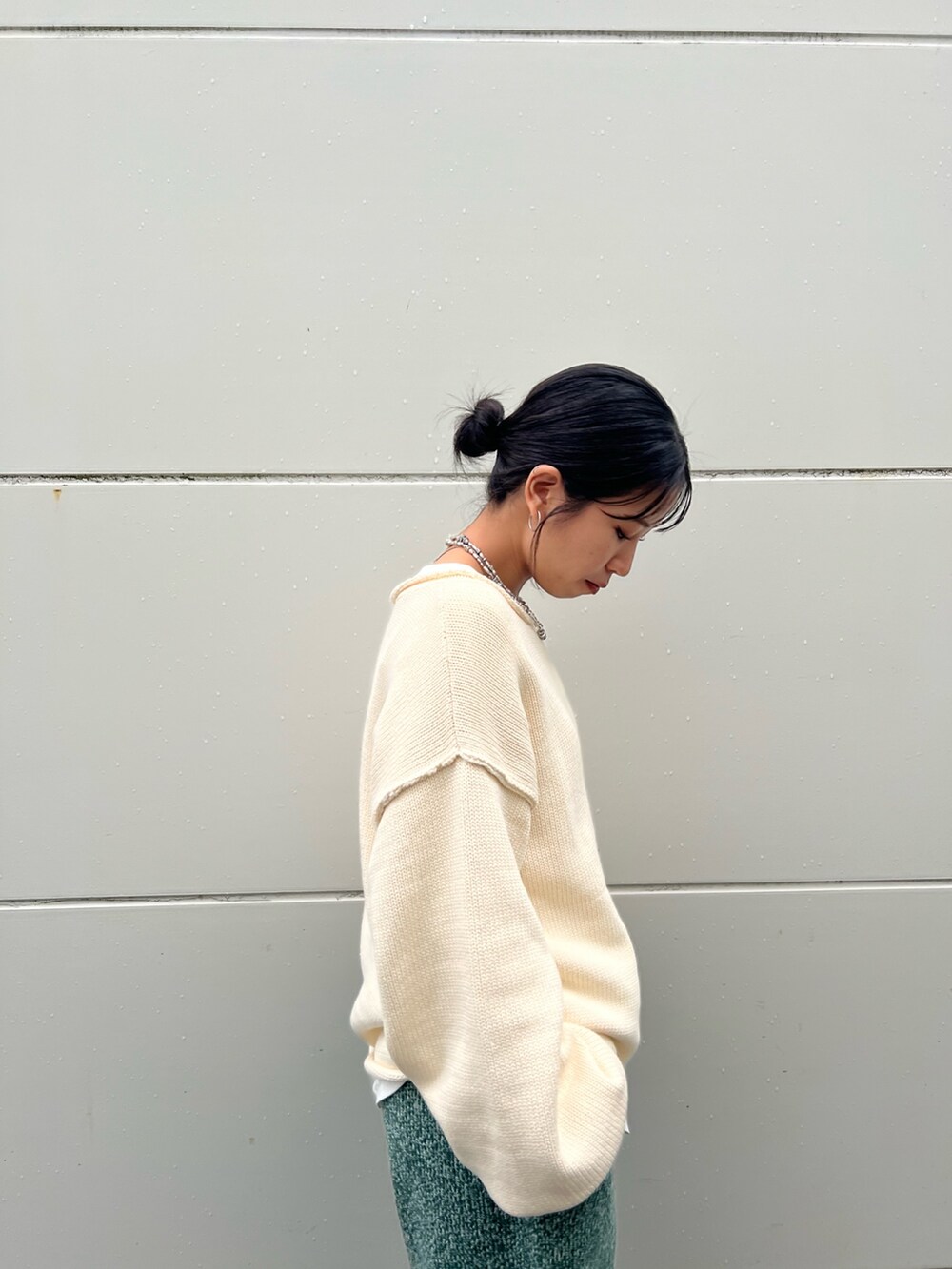 ホワイト系のニット/セーター、グリーン系のその他パンツ、ホワイト系のTシャツ/カットソーを着用したレディースの秋コーディネートの10枚目の写真