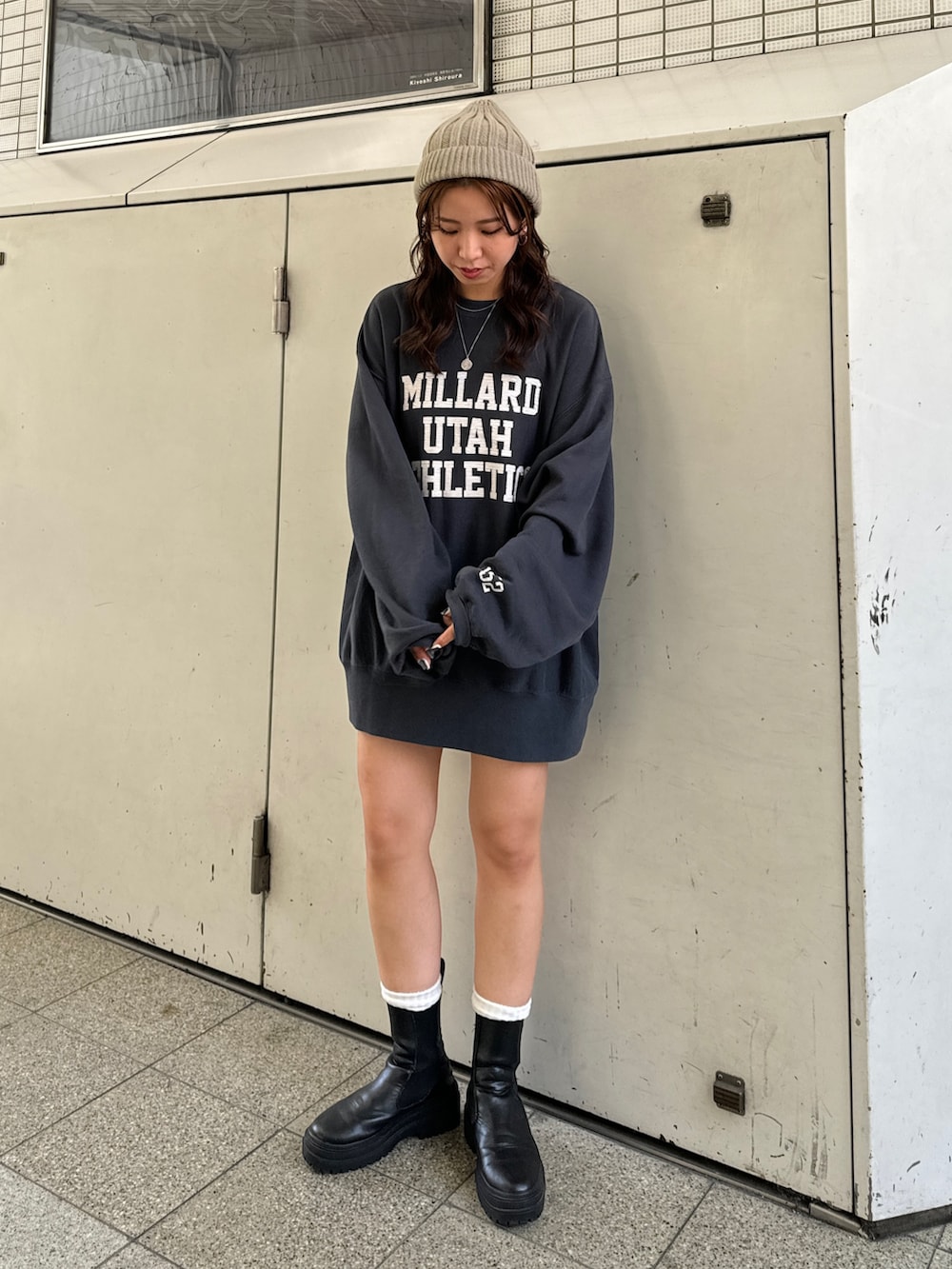 グレー系のスウェット、ブラウン系のその他パンツ、グレー系のニットキャップ/ビーニーを着用したレディースの秋コーディネートの9枚目の写真