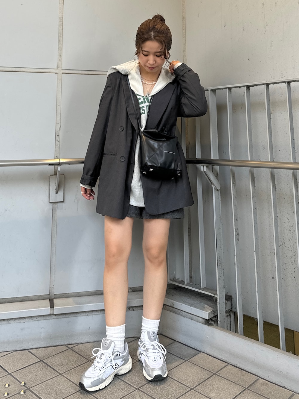 グレー系のテーラードジャケット、グレー系のパーカー、グレー系のその他パンツを着用したレディースの秋コーディネートの2枚目の写真