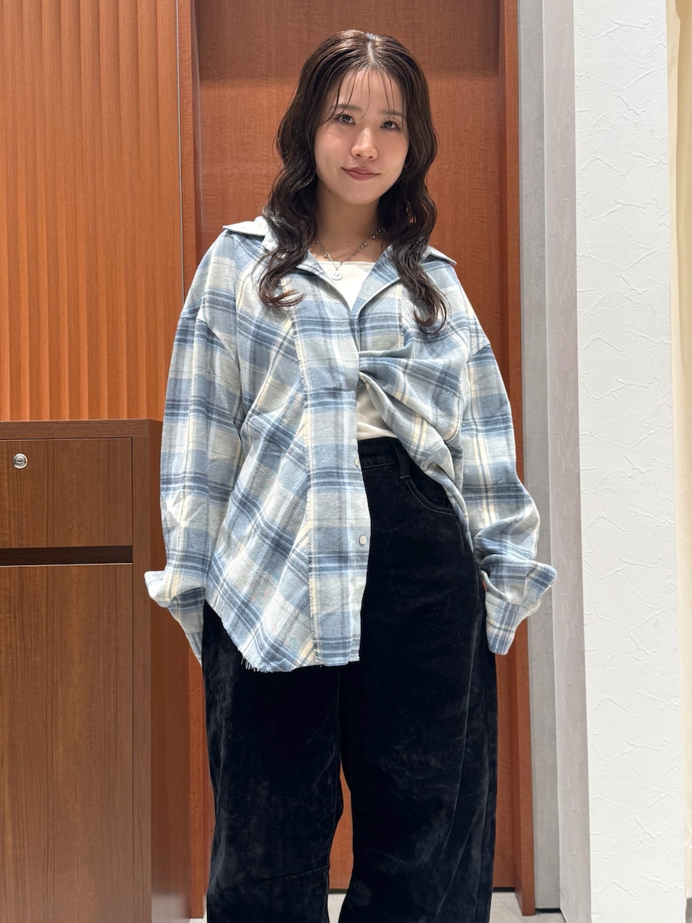 ブルー系のシャツ/ブラウス、ブラック系のデニムパンツ、ホワイト系のシャツ/ブラウスを着用したレディースの秋コーディネートの6枚目の写真