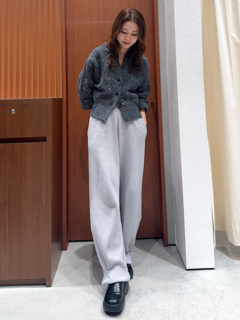 グレー系のその他パンツ、グレー系のカーディガン/ボレロを着用したレディースの冬コーディネートの2枚目の写真