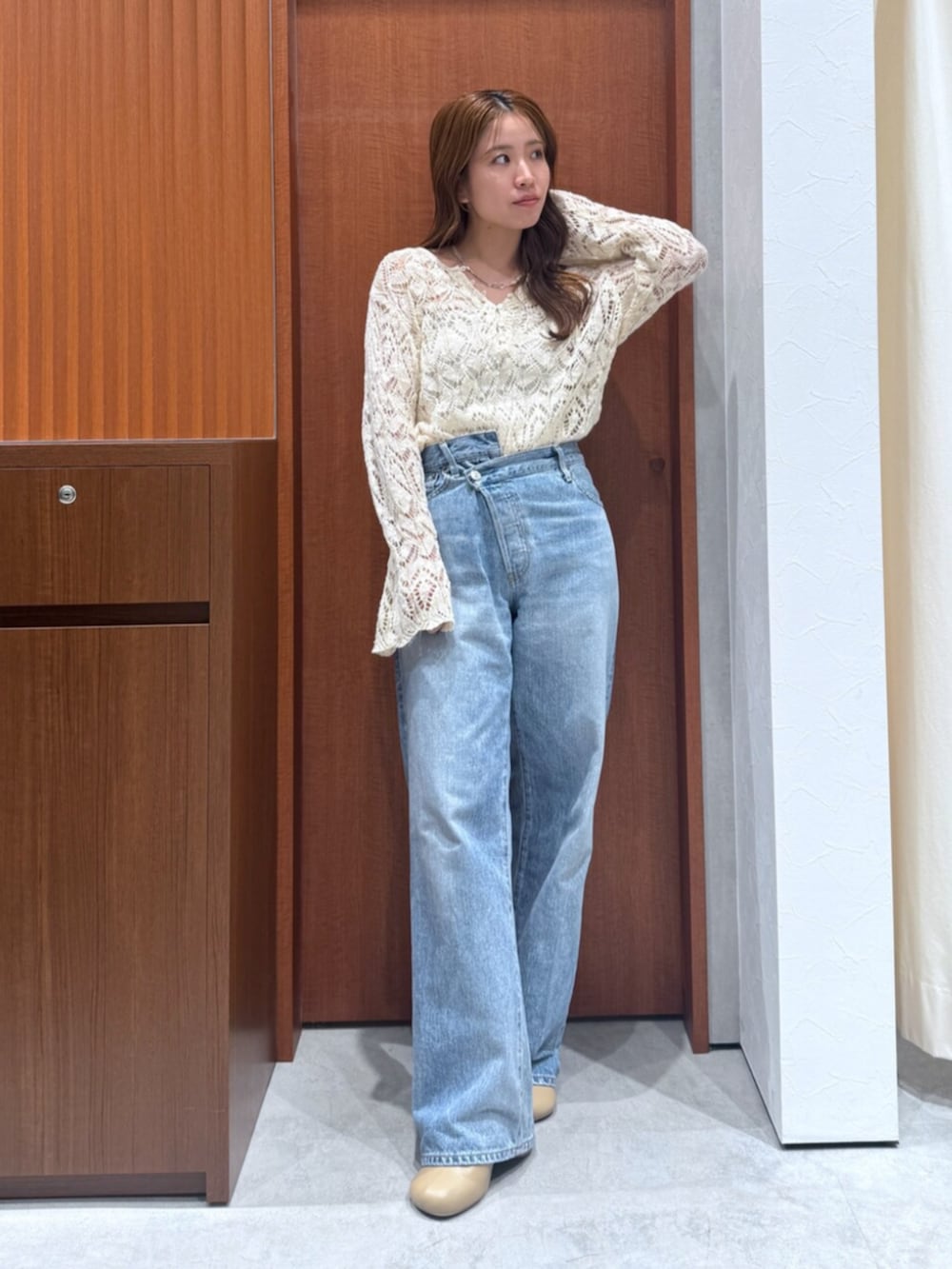 ブルー系のデニムパンツ、ホワイト系のニット/セーターを着用したレディースの夏コーディネートの5枚目の写真