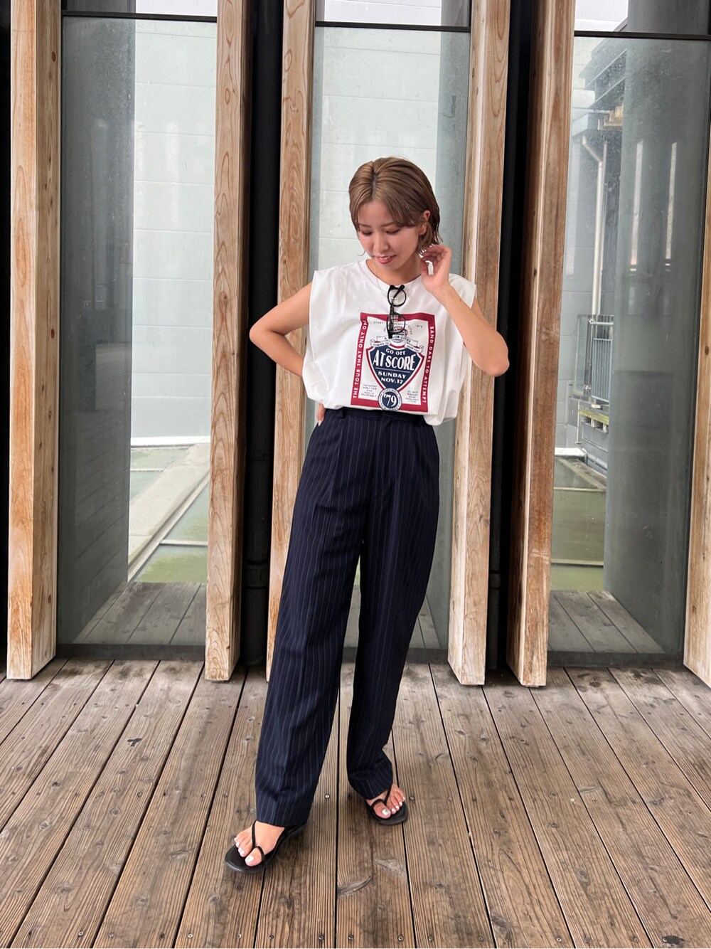 その他のスラックス、ホワイト系のタンクトップを着用したレディースの夏コーディネートの3枚目の写真