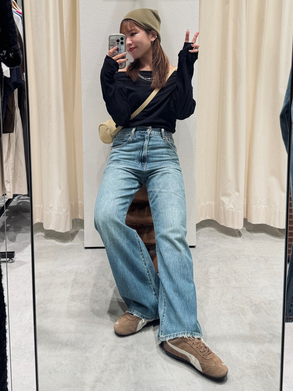 ブルー系のデニムパンツ、ブラック系のTシャツ/カットソー、グリーン系のニットキャップ/ビーニーを着用したレディースの夏コーディネートの10枚目の写真