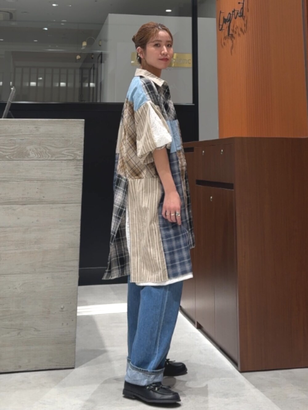 ブラック系のローファー、その他のシャツ/ブラウス、ブルー系のデニムパンツを着用したレディースの春コーディネートの3枚目の写真