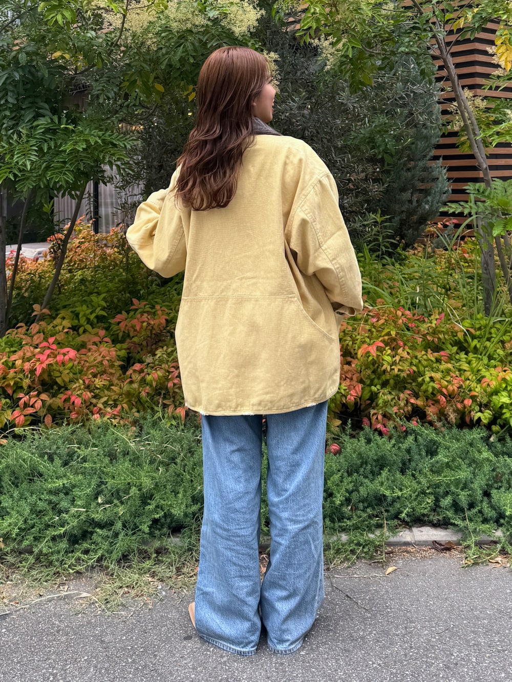 ブルー系のデニムパンツ、イエロー系のブルゾン、ホワイト系のTシャツ/カットソーを着用したレディースの夏コーディネートの4枚目の写真