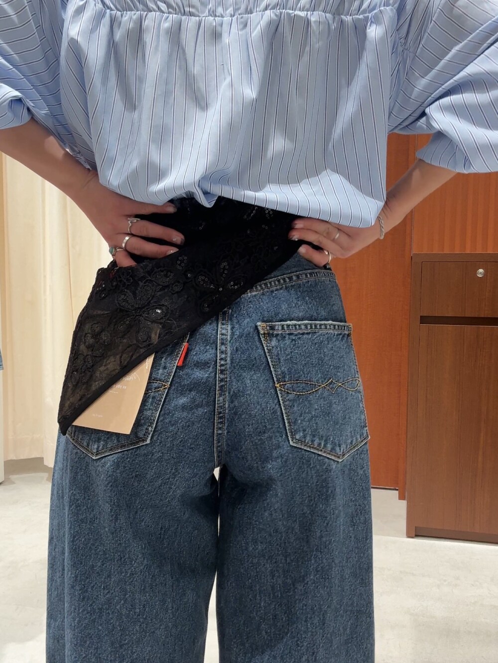 ブルー系のデニムパンツ、ブルー系のシャツ/ブラウス、ブラック系のローファーを着用したレディースの春コーディネートの9枚目の写真