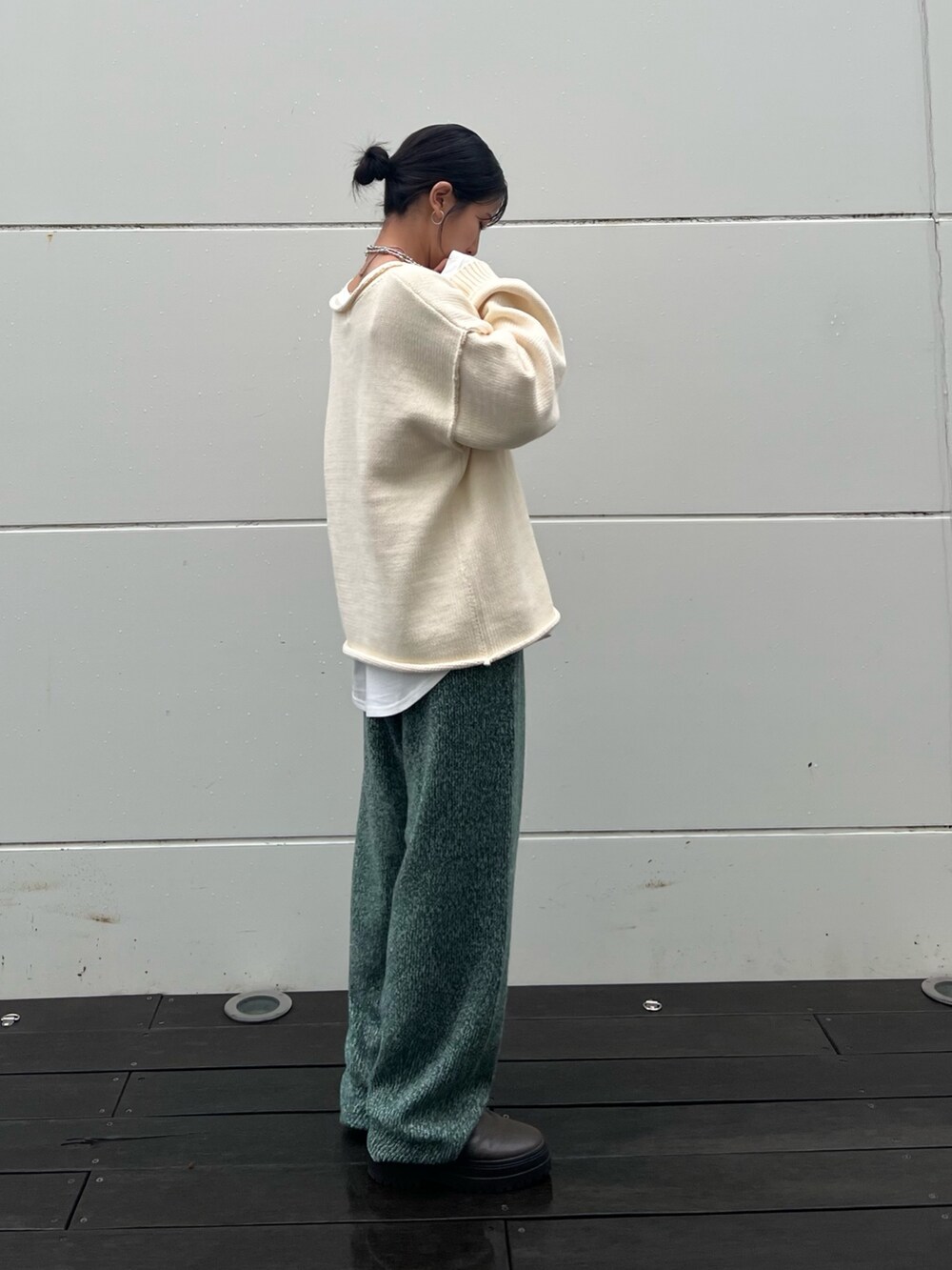 ホワイト系のニット/セーター、グリーン系のその他パンツ、ホワイト系のTシャツ/カットソーを着用したレディースの秋コーディネートの2枚目の写真