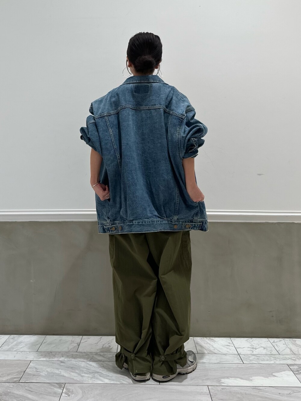 ホワイト系のTシャツ/カットソー、グリーン系のサロペット/オーバーオール、ブルー系のデニムジャケットを着用したレディースの春コーディネートの7枚目の写真