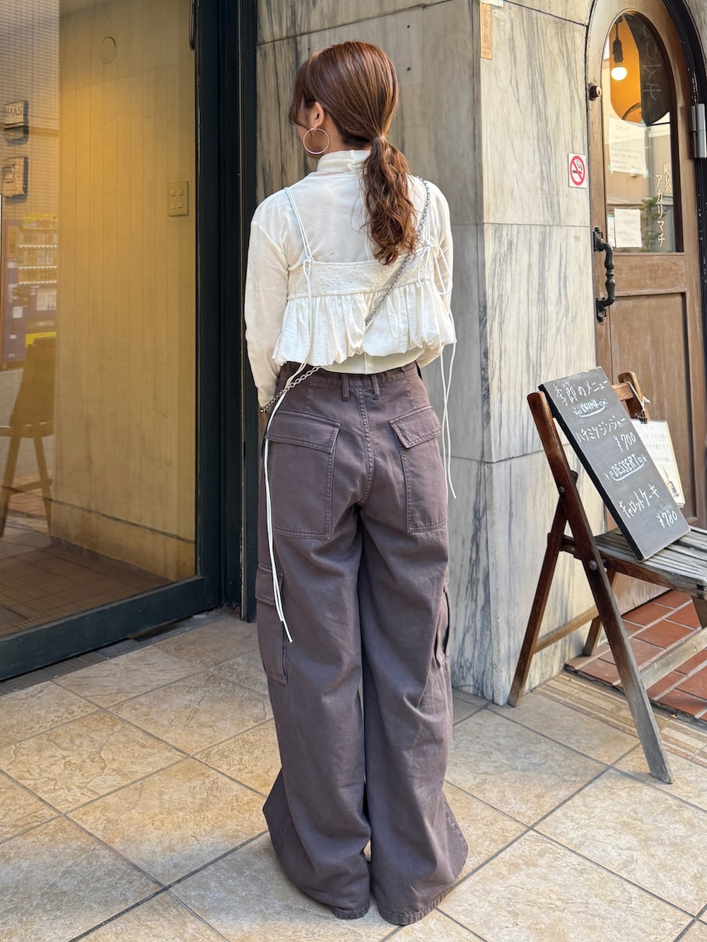 ブラウン系のその他パンツ、ホワイト系のTシャツ/カットソー、ホワイト系のキャミソールを着用したレディースの冬コーディネートの4枚目の写真