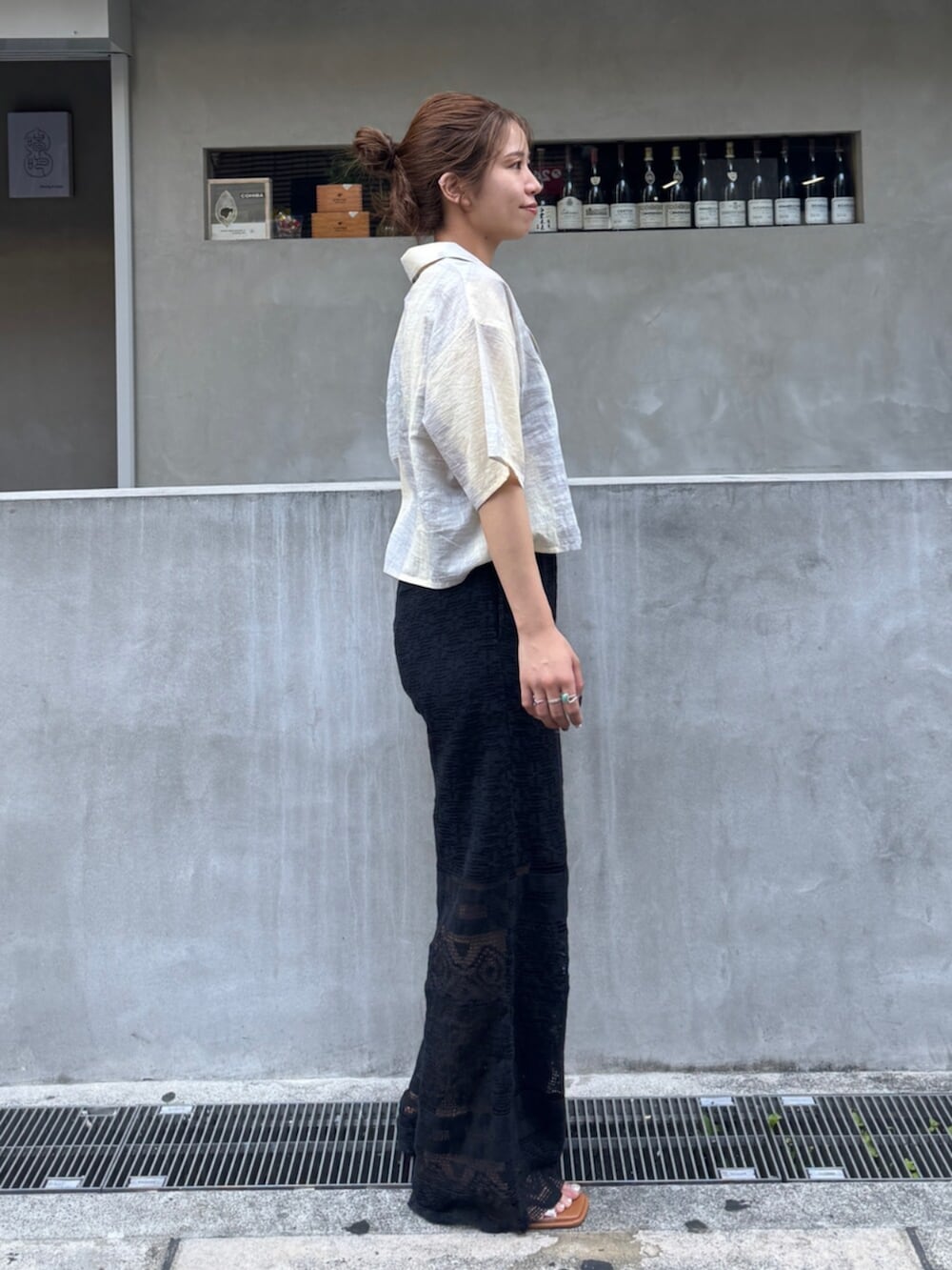 ブラック系のその他パンツ、その他のサンダル、ブルー系のシャツ/ブラウスを着用したレディースの春コーディネートの2枚目の写真