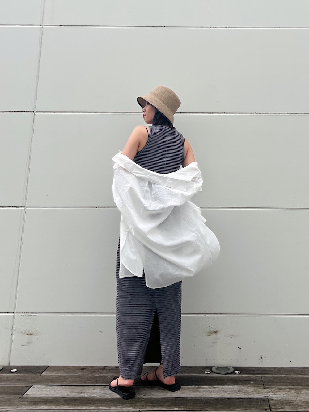 ホワイト系のシャツ/ブラウス、ブラック系のサンダル、ブルー系のワンピースを着用したレディースの春コーディネートの3枚目の写真