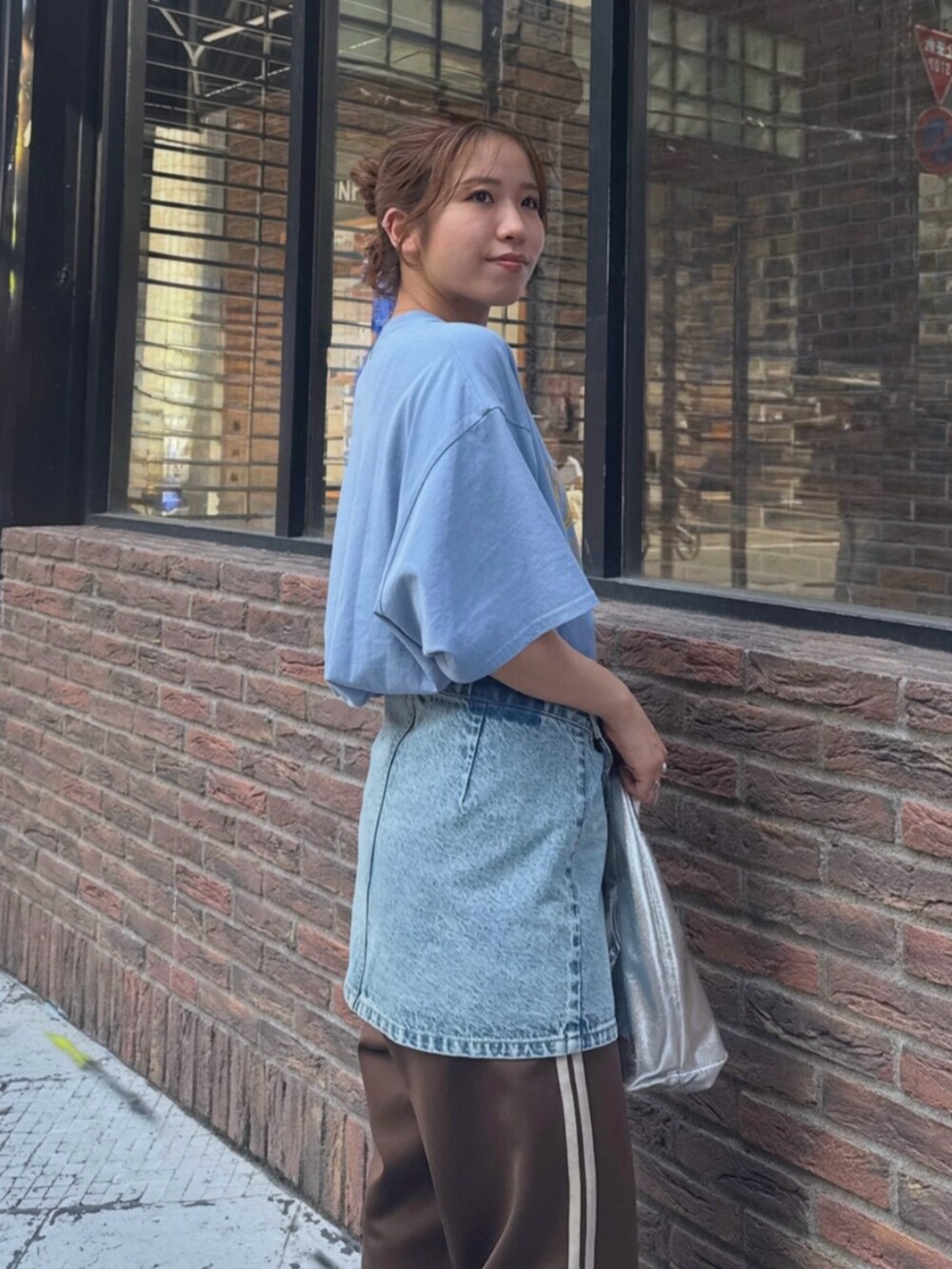 その他のサンダル、ブルー系のデニムスカート、ブラウン系のその他パンツを着用したレディースの夏コーディネートの8枚目の写真