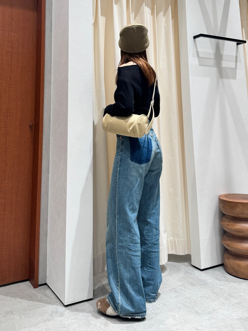 ブルー系のデニムパンツ、ブラック系のTシャツ/カットソー、グリーン系のニットキャップ/ビーニーを着用したレディースの夏コーディネートの4枚目の写真