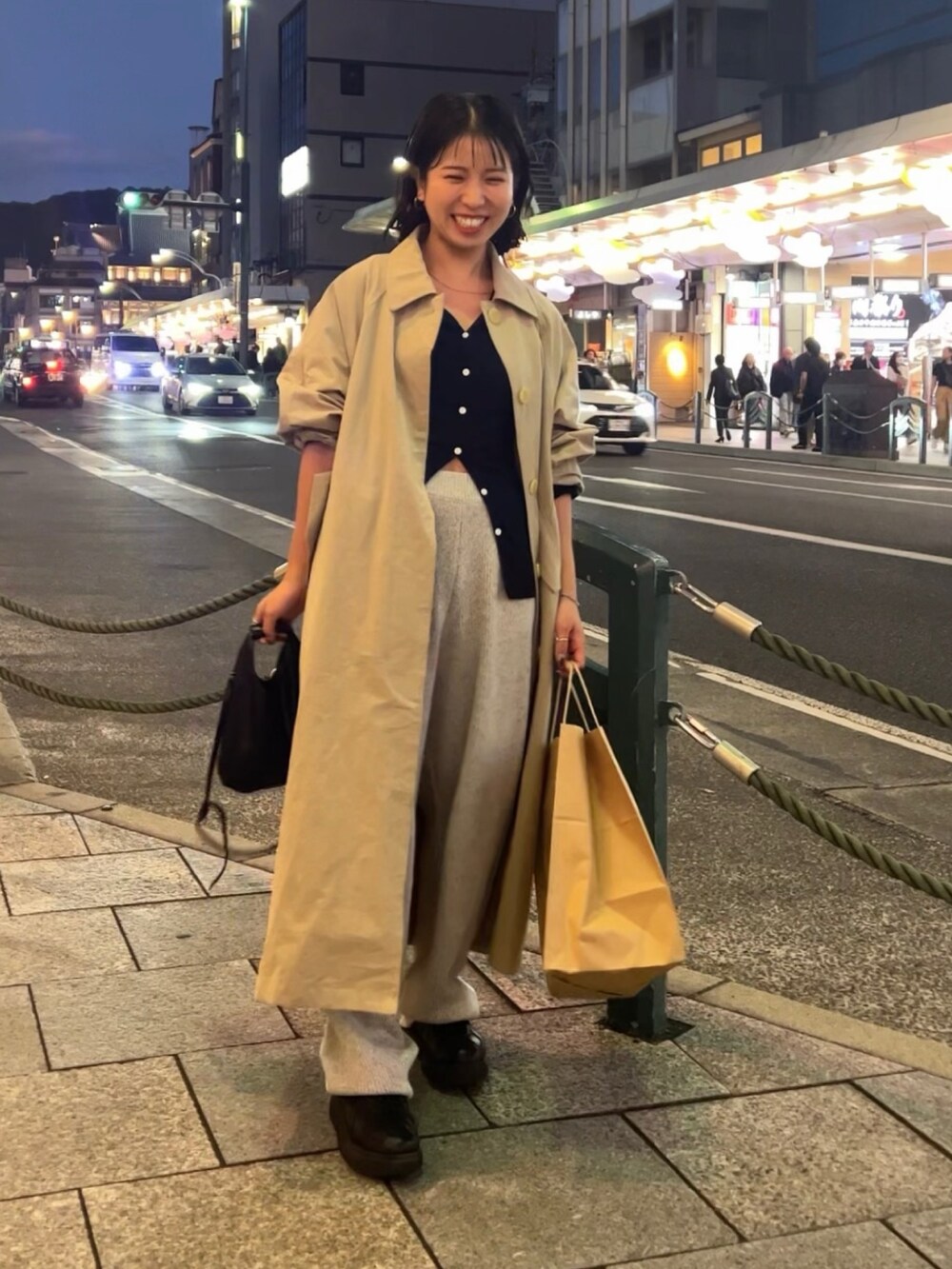 グレー系のその他パンツ、ベージュ系のステンカラーコートを着用したレディースの秋コーディネートの5枚目の写真
