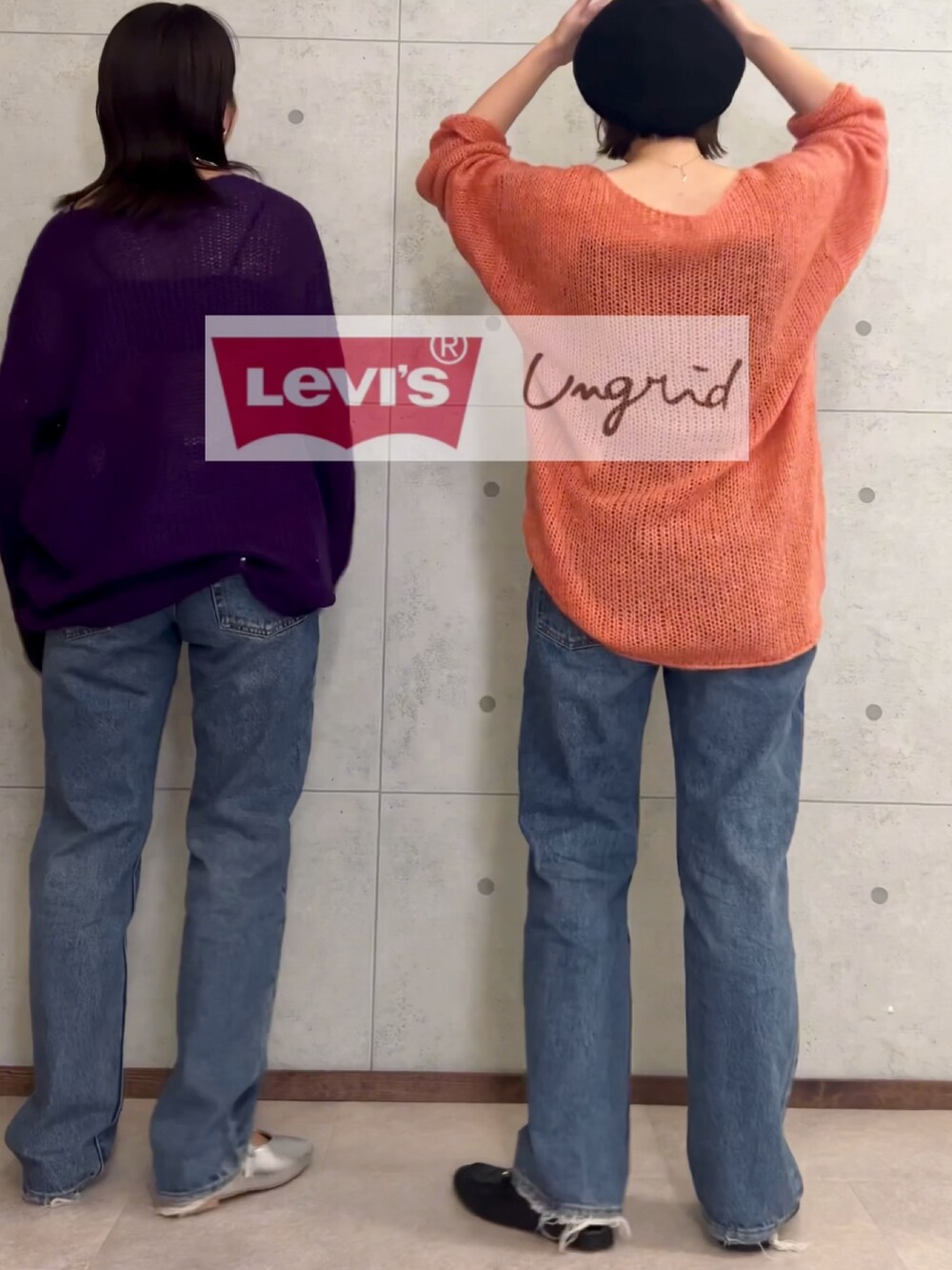 ブルー系のデニムパンツ、ブルー系のデニムパンツ、パープル系のニット/セーターを着用したレディースの秋コーディネートの3枚目の写真