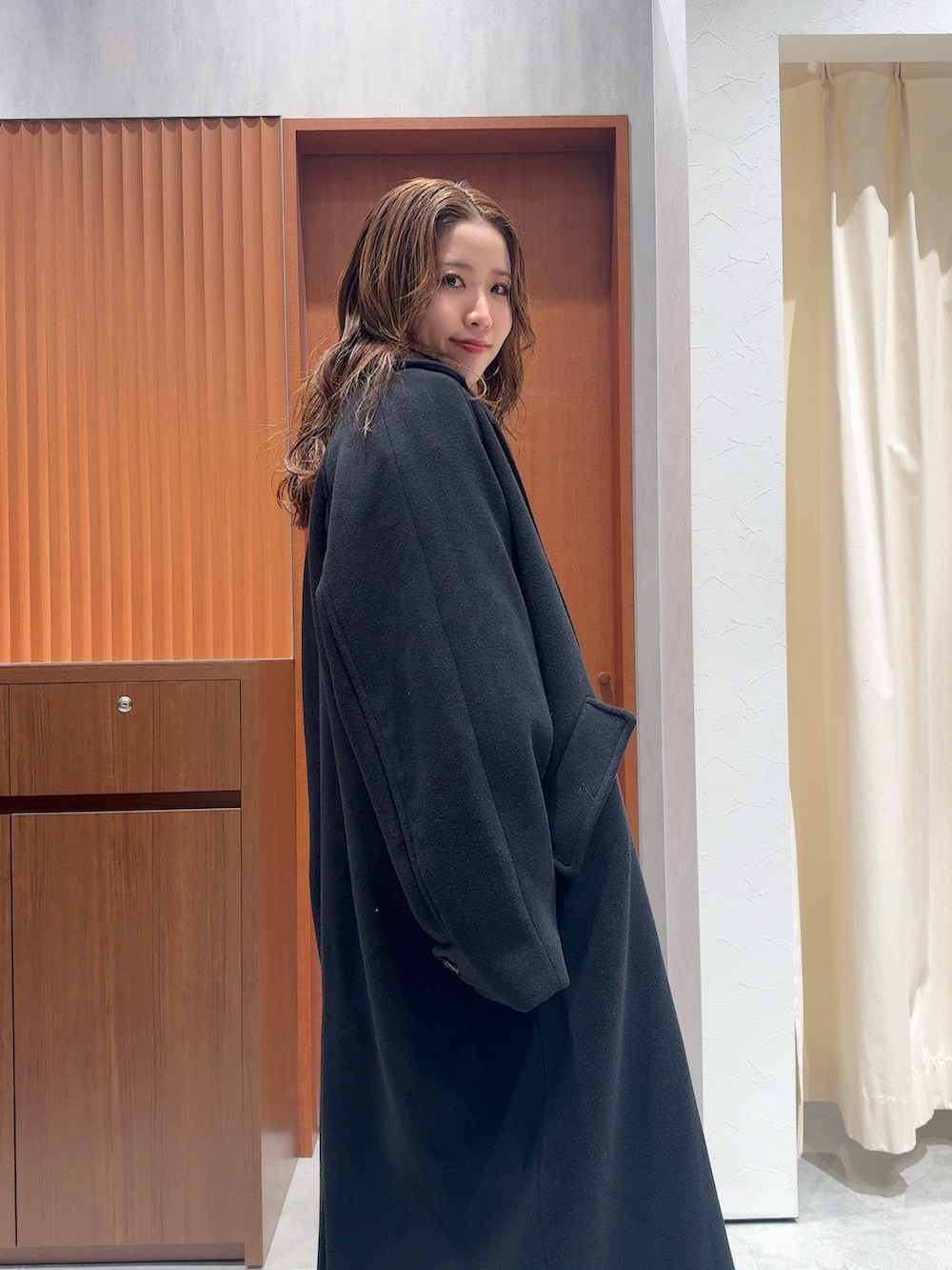 グレー系のカーディガン/ボレロ、グレー系のその他パンツ、ブラック系のチェスターコートを着用したレディースの冬コーディネートの9枚目の写真