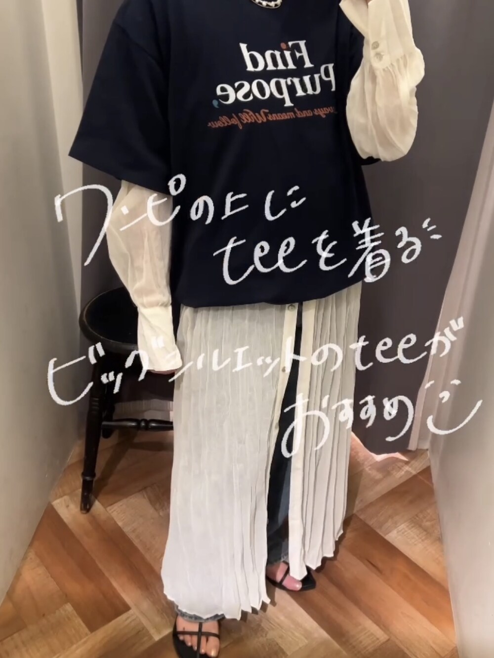 ホワイト系のワンピース、ブルー系のデニムパンツ、ブラック系のサンダルを着用したレディースの春コーディネートの5枚目の写真