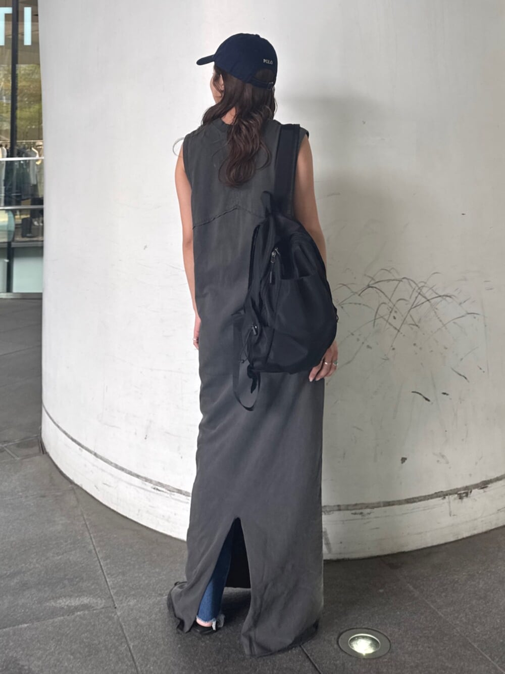 ブルー系のデニムパンツ、グレー系のワンピースを着用したレディースの春コーディネートの5枚目の写真