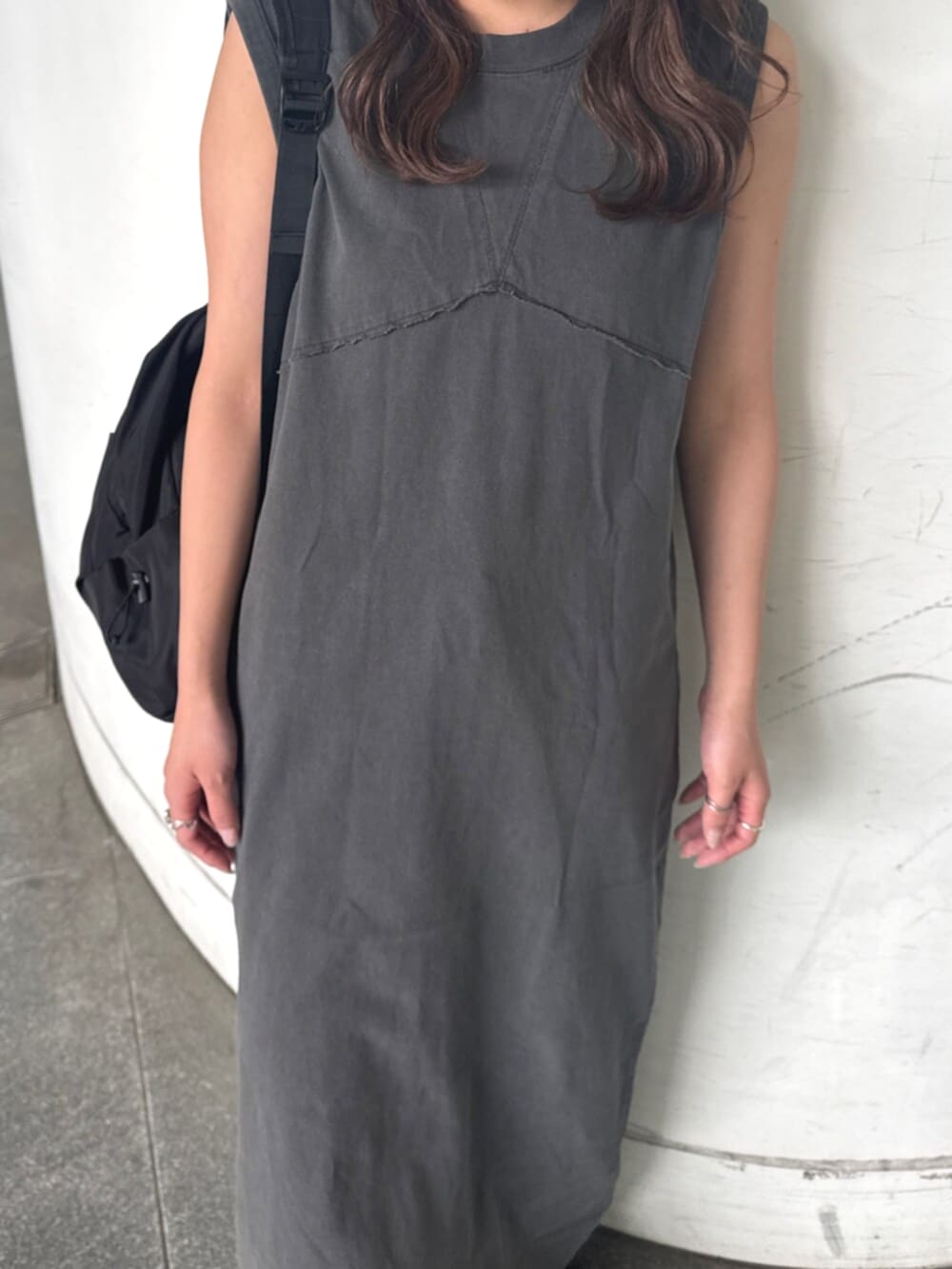 ブルー系のデニムパンツ、グレー系のワンピースを着用したレディースの春コーディネートの10枚目の写真