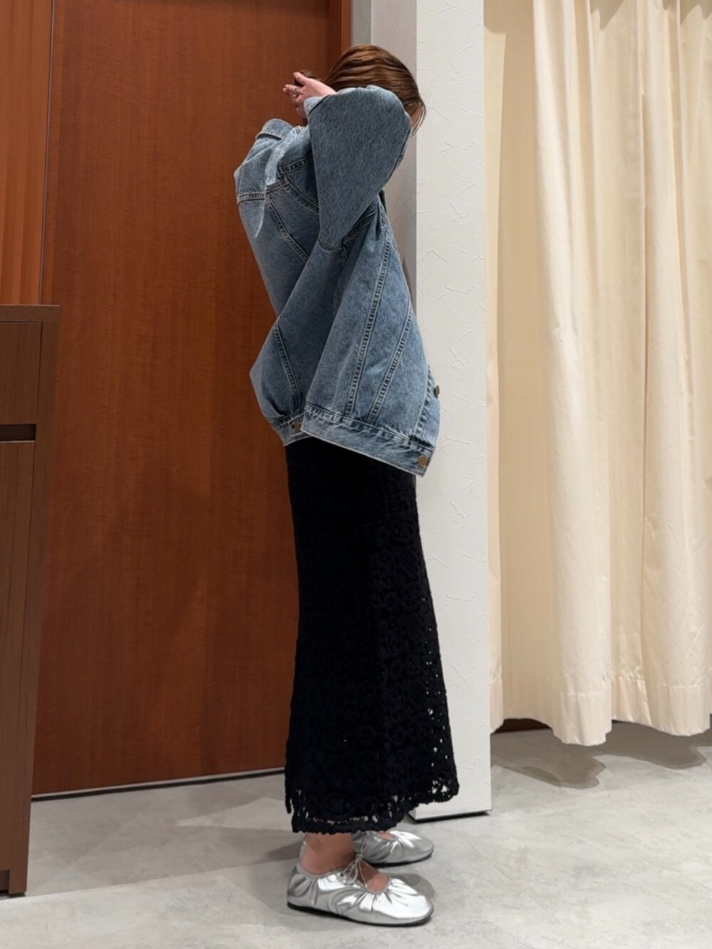 ブラック系のワンピース、ブラック系のTシャツ/カットソー、ブルー系のデニムジャケットを着用したレディースの春コーディネートの5枚目の写真