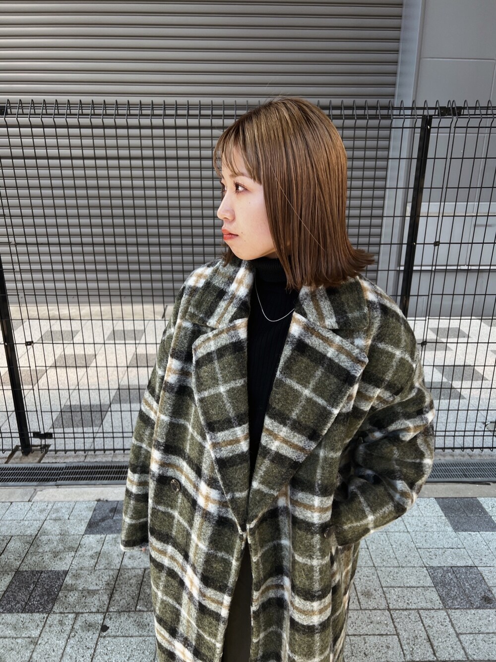 その他のチェスターコート、ブラック系のニット/セーター、グリーン系のその他パンツを着用したレディースの秋コーディネートの6枚目の写真