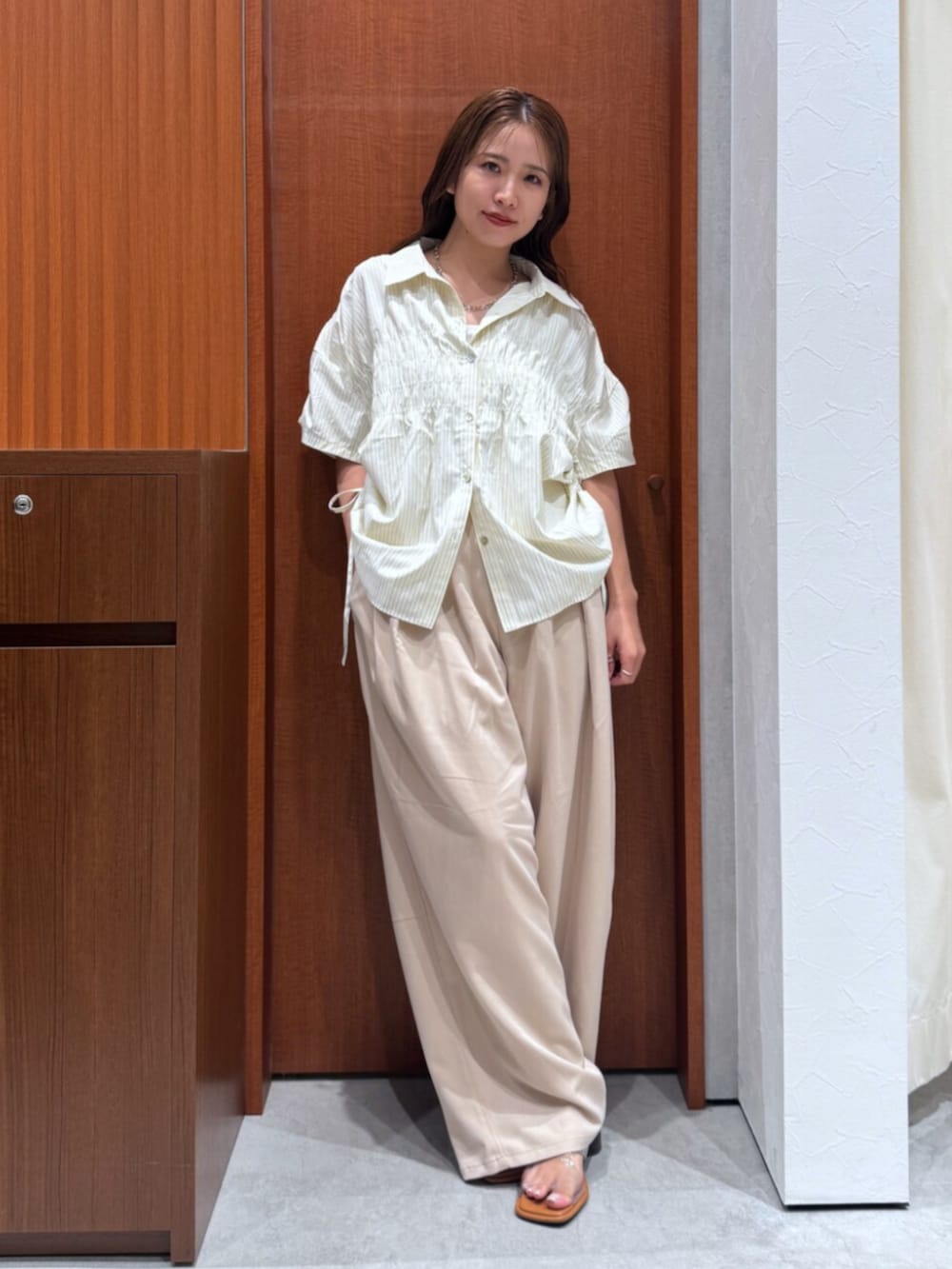 イエロー系のシャツ/ブラウス、その他のサンダル、ベージュ系のその他パンツを着用したレディースの夏コーディネートの7枚目の写真