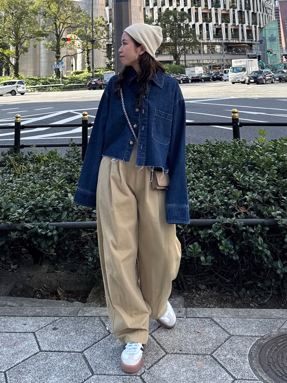 ベージュ系のチノパンツ、ブルー系のシャツ/ブラウスを着用したレディースの冬コーディネートの2枚目の写真