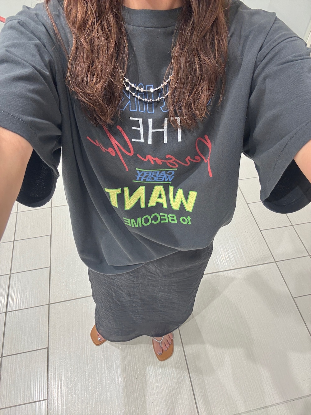 シルバー系のサンダル、グレー系のスカート、グレー系のTシャツ/カットソーを着用したレディースの春コーディネートの9枚目の写真