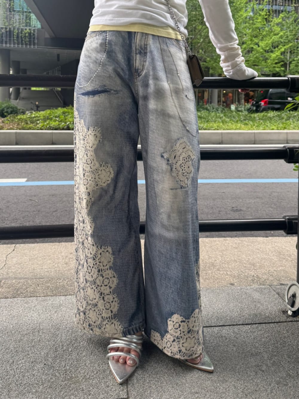 ホワイト系のTシャツ/カットソー、イエロー系のTシャツ/カットソー、ブルー系のデニムパンツを着用したレディースの春コーディネートの6枚目の写真