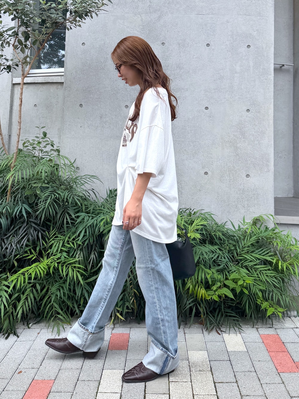 ホワイト系のTシャツ/カットソー、ブルー系のデニムパンツ、ブラウン系のその他シューズを着用したレディースの夏コーディネートの5枚目の写真