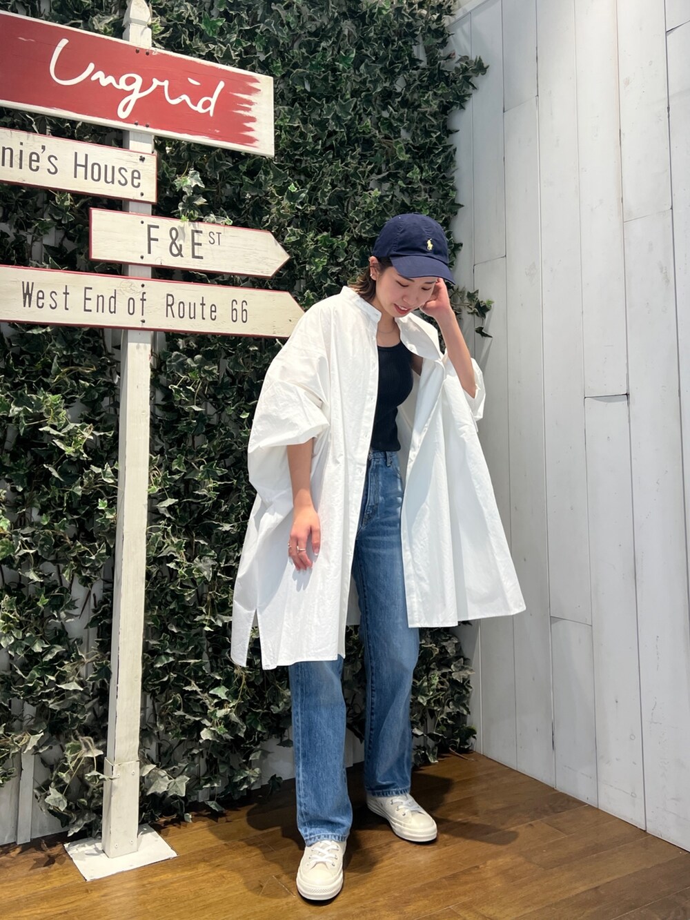 ホワイト系のシャツ/ブラウス、ブルー系のデニムパンツ、ホワイト系のスニーカーを着用したレディースの冬コーディネートの3枚目の写真