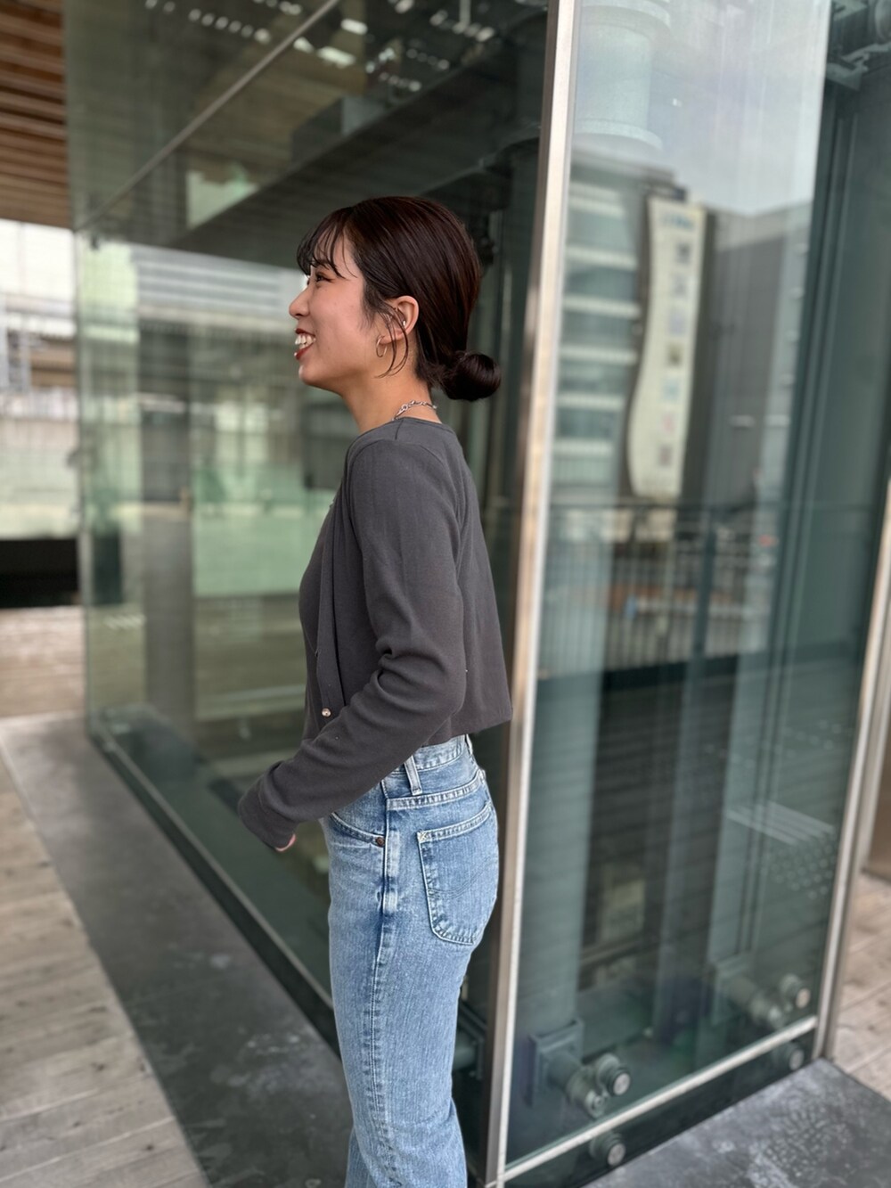 ブルー系のデニムパンツ、グレー系のTシャツ/カットソーを着用したレディースの春コーディネートの9枚目の写真