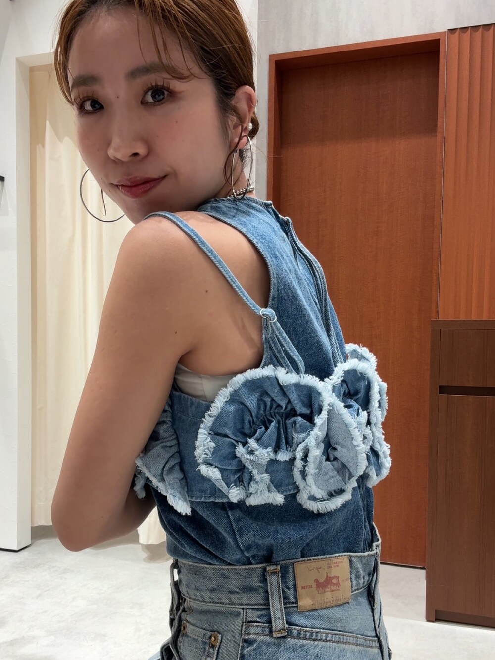 ブルー系のデニムパンツ、ブルー系のシャツ/ブラウス、ブルー系のキャミソールを着用したレディースの春コーディネートの6枚目の写真