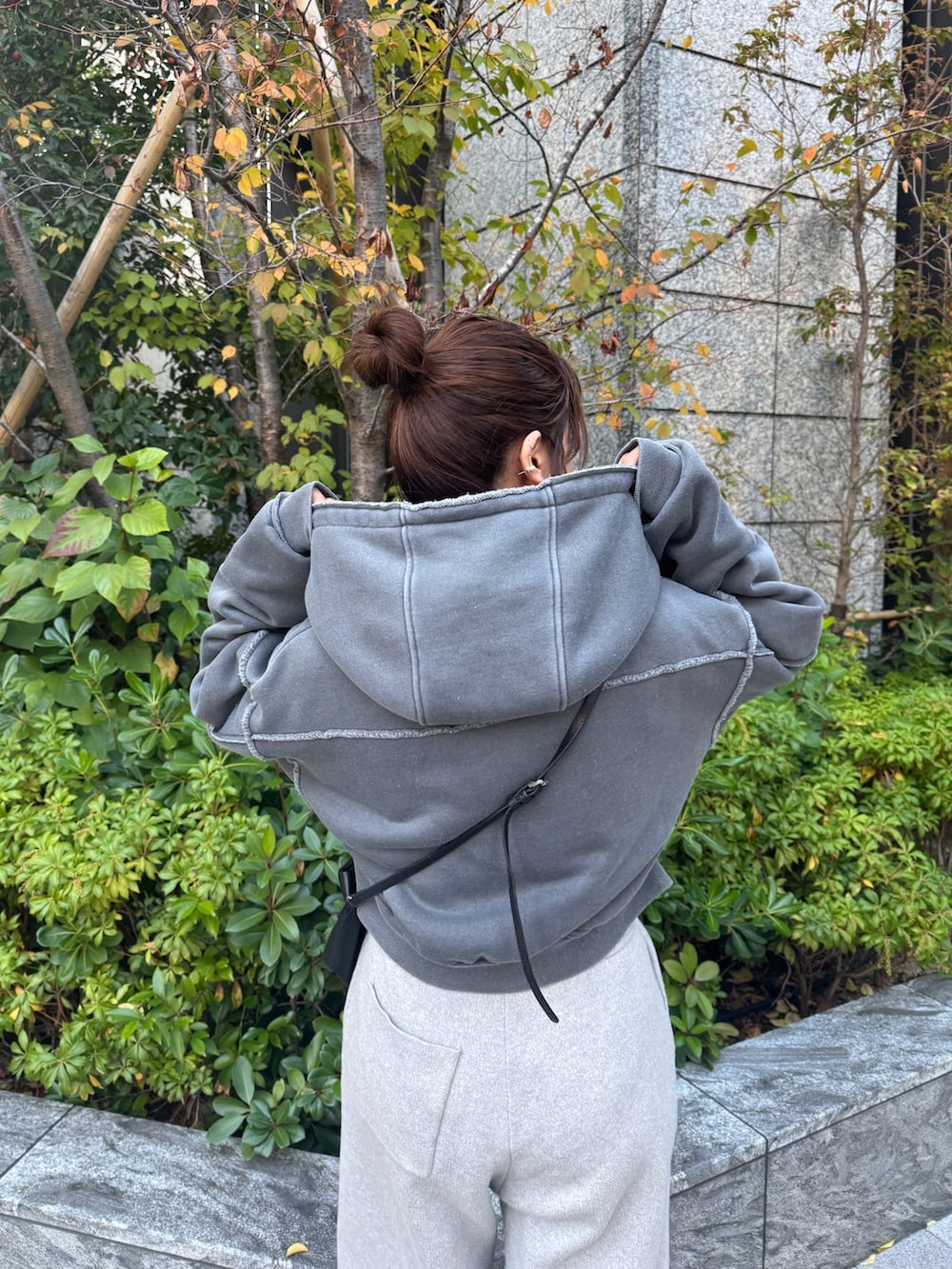 グレー系のその他パンツ、グレー系のパーカー、ホワイト系のTシャツ/カットソーを着用したレディースの冬コーディネートの6枚目の写真