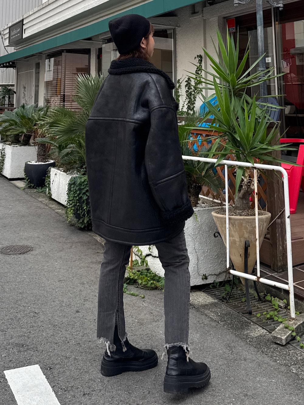 ホワイト系のシャツ/ブラウス、ブラック系のデニムパンツ、ブラック系のブルゾンを着用したレディースの秋コーディネートの5枚目の写真