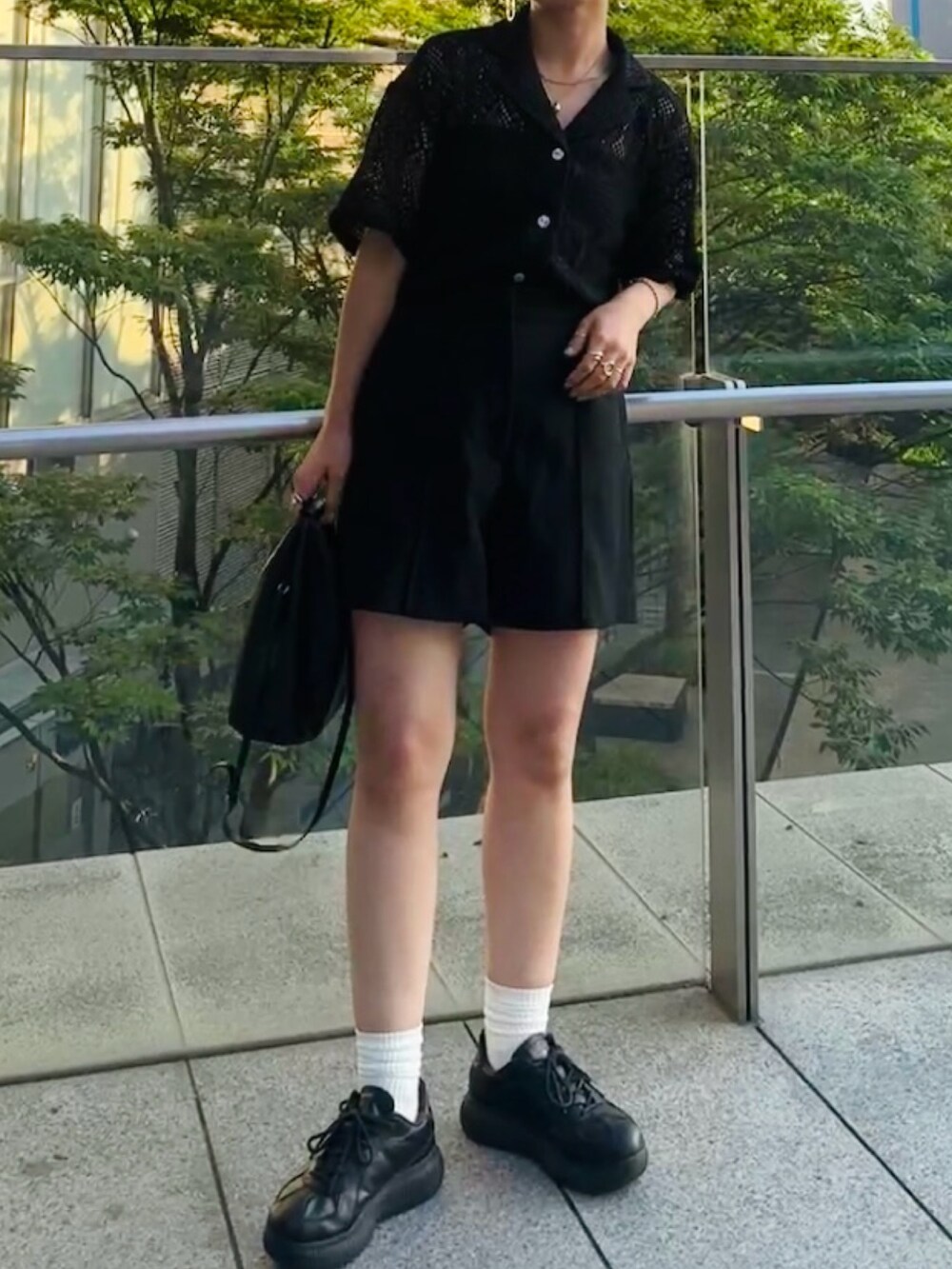 ブラック系のシャツ/ブラウスを着用したレディースの夏コーディネートの5枚目の写真