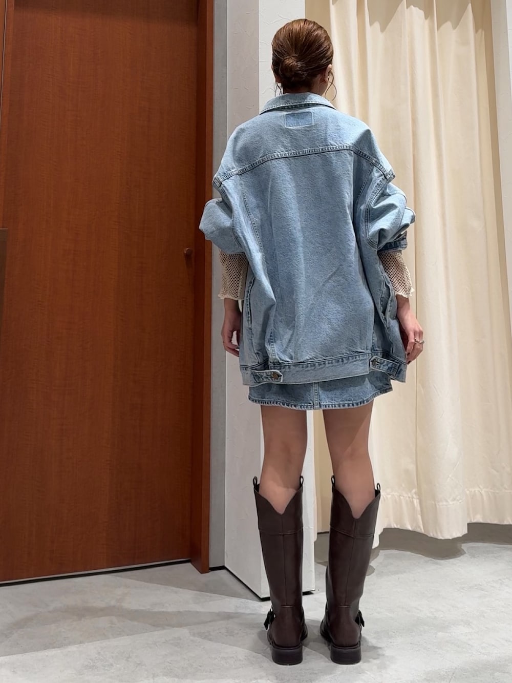 ブルー系のスカート、ブルー系のデニムジャケット、ホワイト系のTシャツ/カットソーを着用したレディースの春コーディネートの3枚目の写真