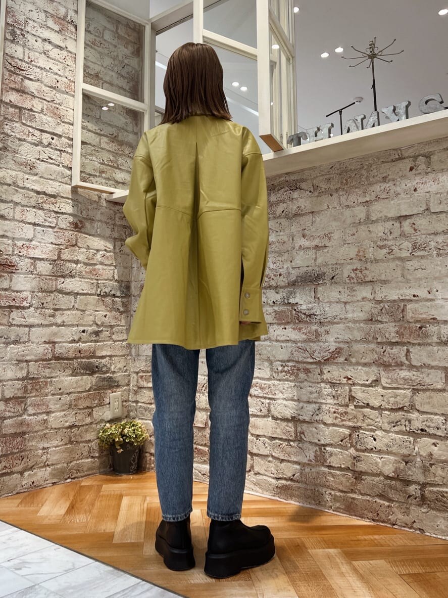 ブルー系のデニムパンツ、ブルー系のデニムパンツ、イエロー系のブルゾンを着用したレディースの秋コーディネートの3枚目の写真